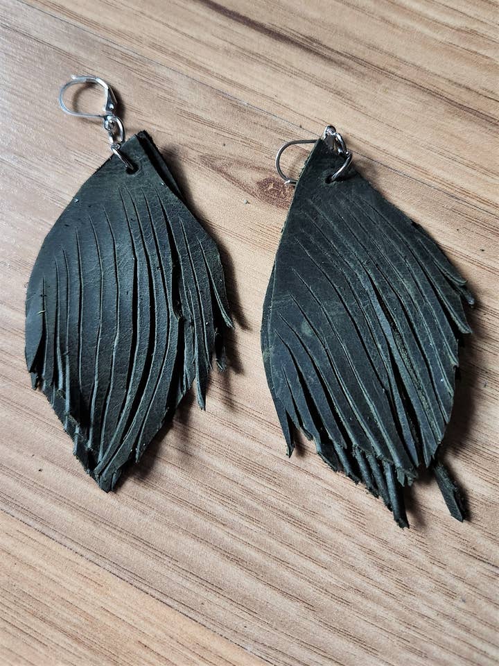 Boucle d'oreille en cuir à double frange vert olive foncé pour la vente par Shift Clothier, Inc.