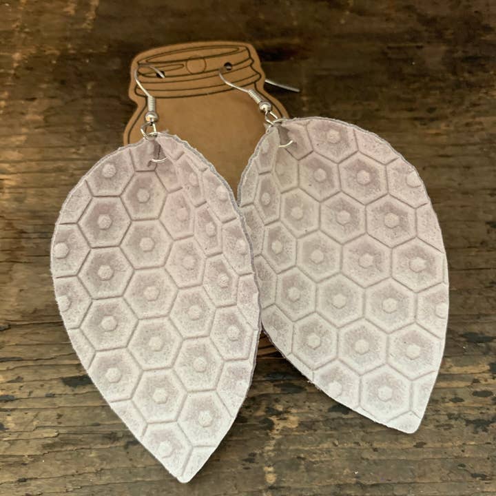 Boucle d'oreille en cuir texturé en nid d'abeille crème pour la vente par Jill's Jewels