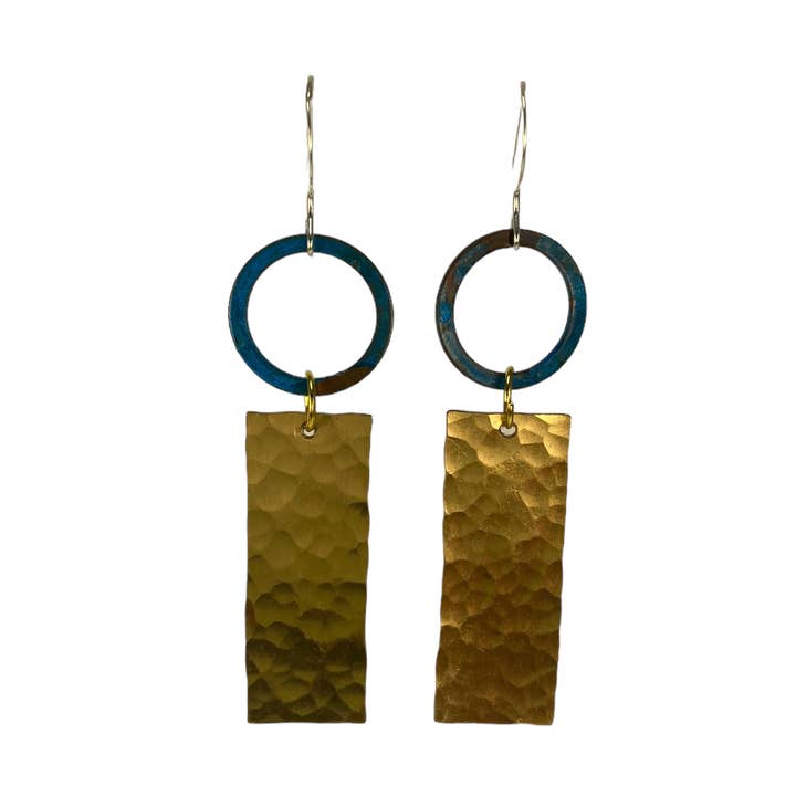 Orecchino lungo rettangolare in ottone martellato con rondella blu per la vendita all'ingrosso da parte di David Stepan