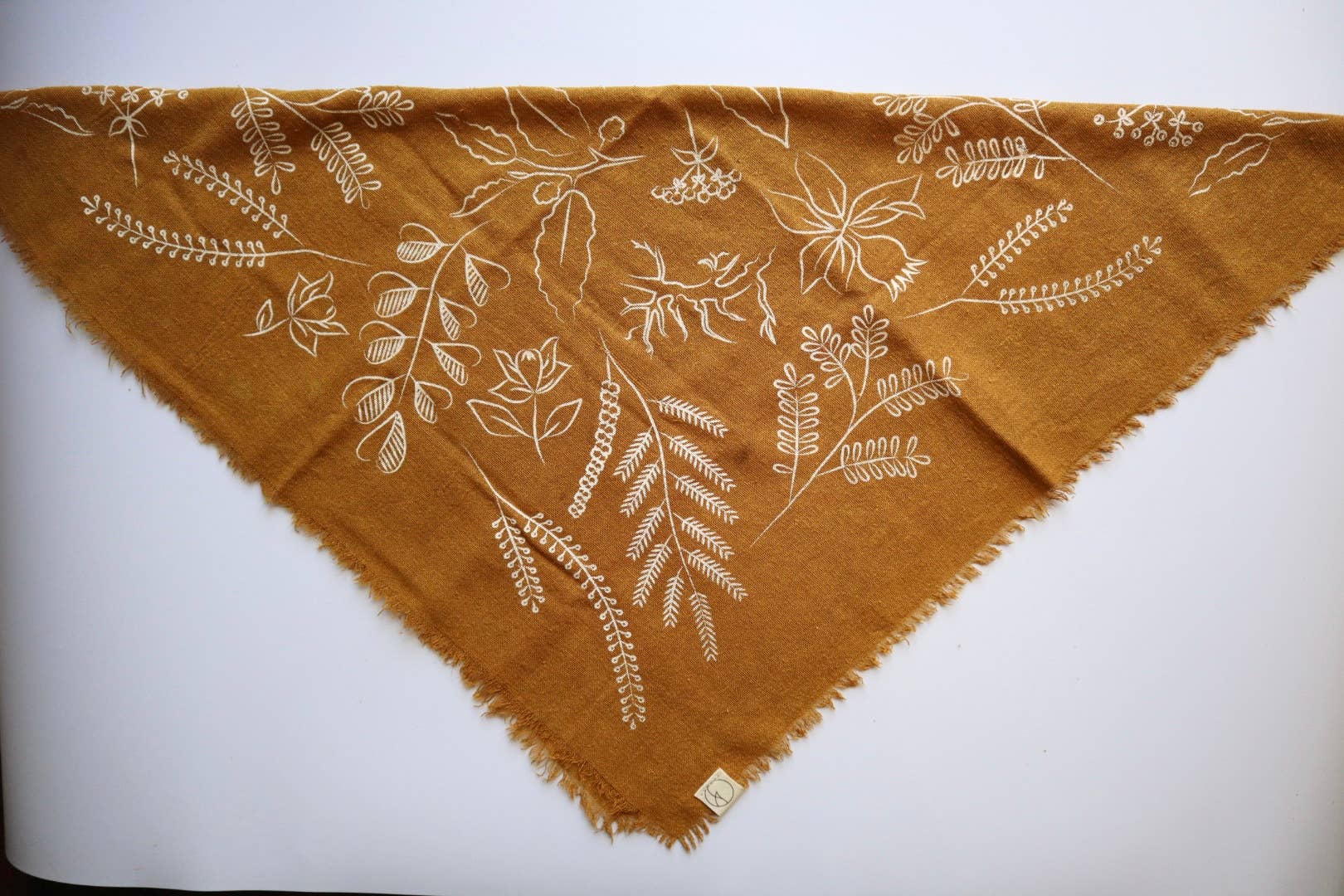 Eco Raw Studio - Wholesale Bandana - Dames - Desert Gold botanische print natuurlijk geverfde bandana (wit)4
