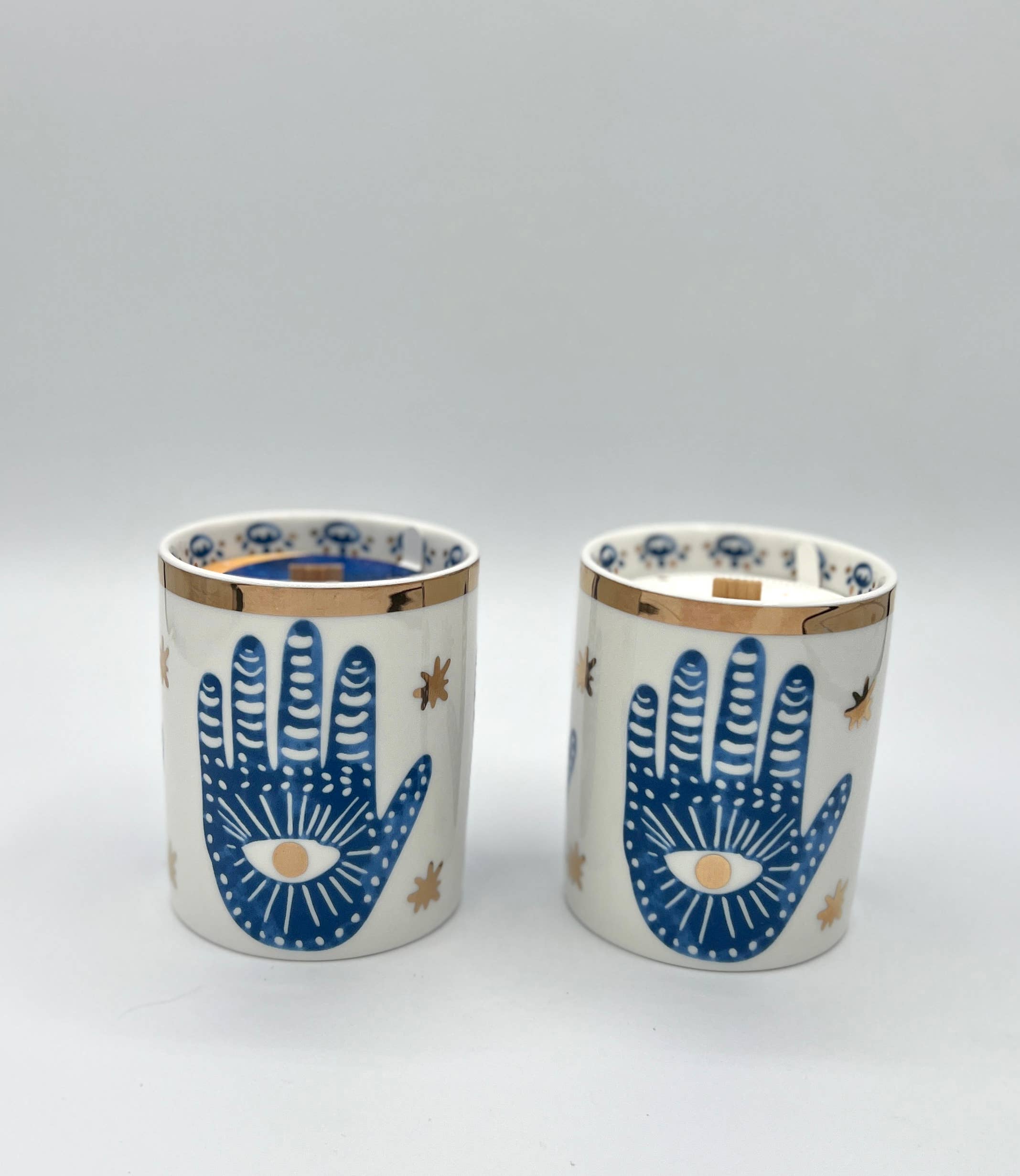 The Sacred Wild Candle Co – Velas de decoração por atacado – Nova vela Hamsa em cerâmica branca com detalhes em ouro e azul1