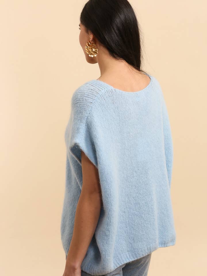 NAÏS PARIS - Wholesale Cardigan - Women's - SLEEVELESS V-NECK BUTTONED CARDIGAN IN BABY ALPACA