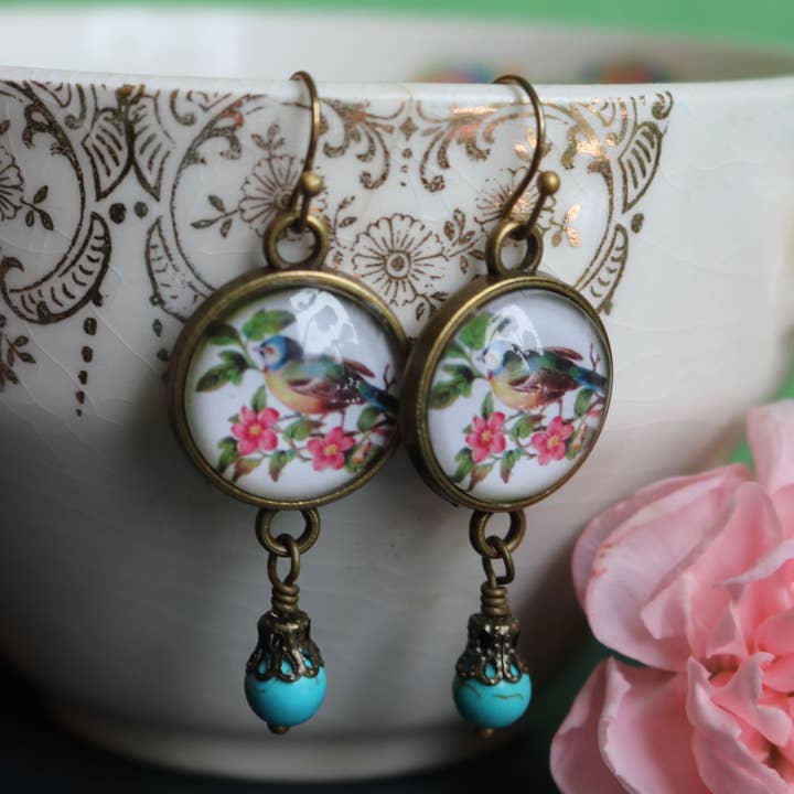 Orecchini Bluebird Cottagecore in vetro cabochon e bronzo per la vendita all'ingrosso da parte di The Divine Iguana