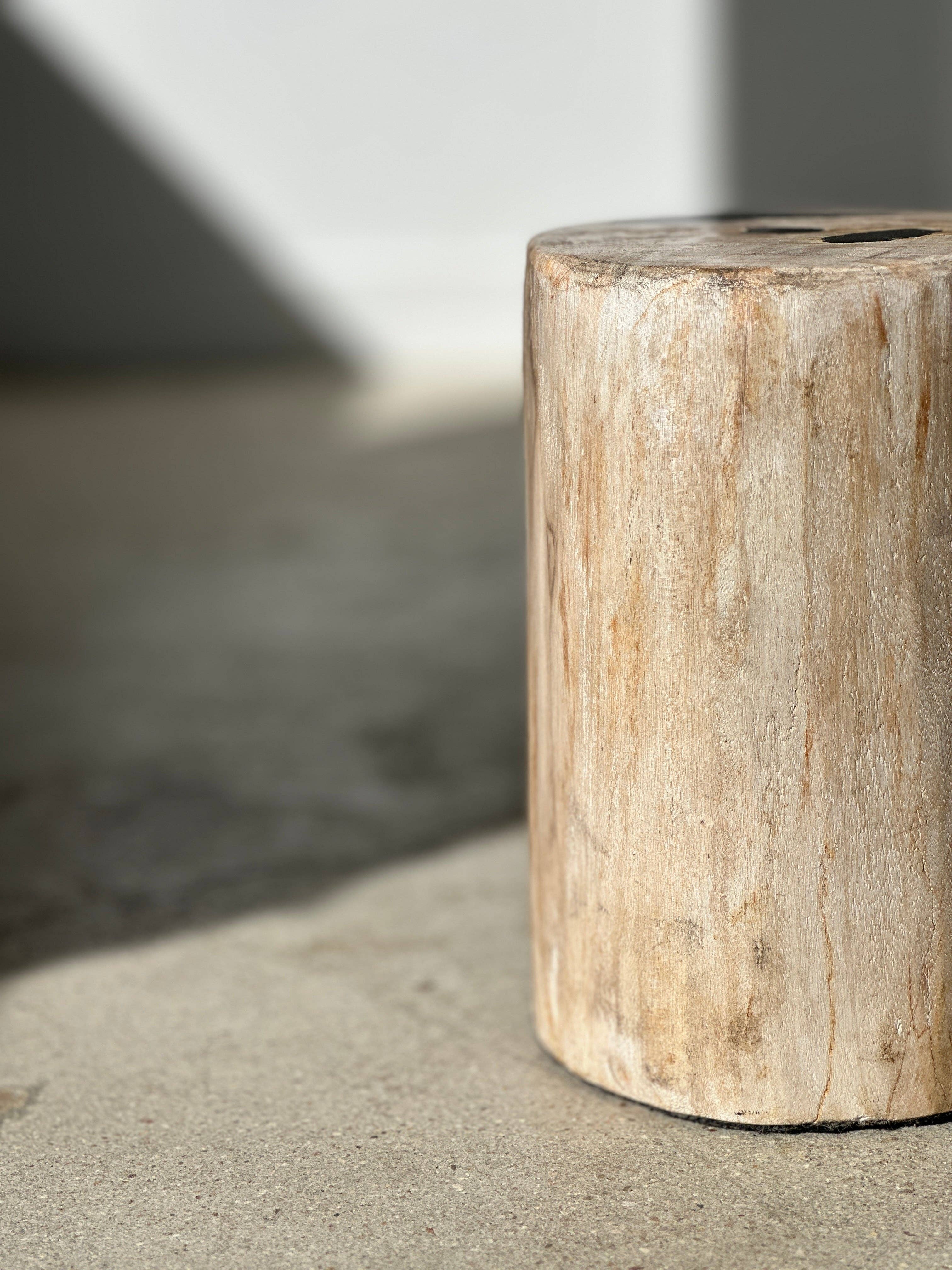 Office Objets - Wholesale Side Table - White petrified wood side table with black spots H:27.5 D:1843