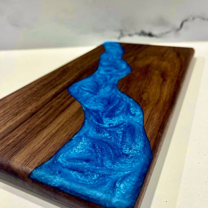 Planche à découper époxy River pour la vente par Rock Woodworks