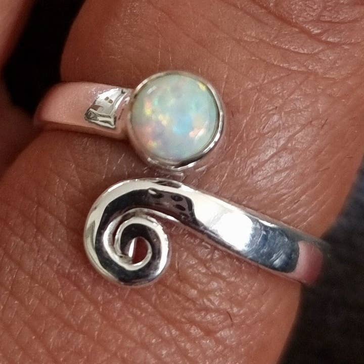 Moderne justerbar hvid opalring | 925 sterlingsølv for engroshandel hos Mistry Gems