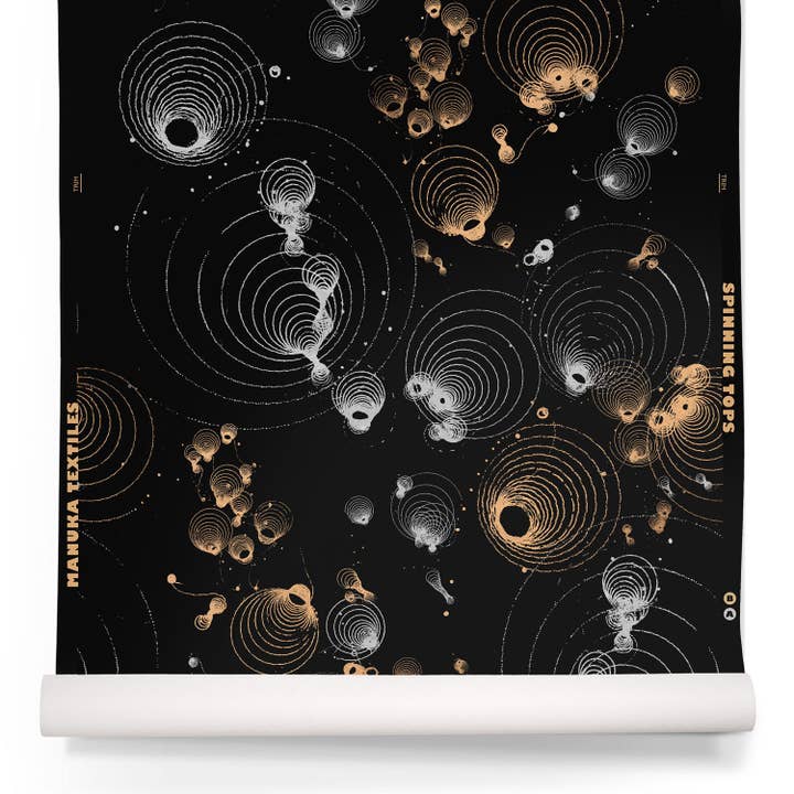 Papier peint Spinning Tops, or et argent sur noir mat pour la vente par Manuka Textiles