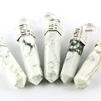 Juego de 5 colgantes Howlite con punta de lápiz, 1.5 pulgadas de largo para venta al por mayor de GREENROOTS USA LLC