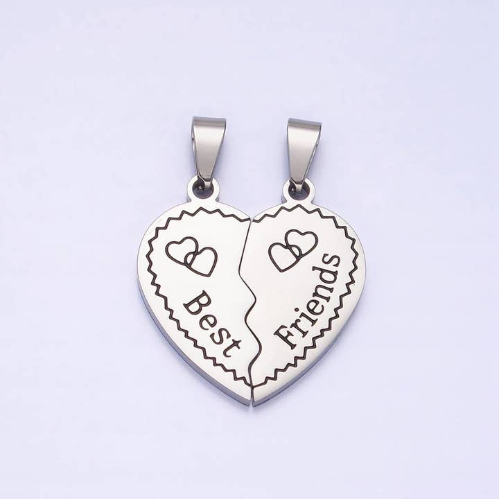 Ensemble de pendentifs d'amitié en argent avec cœurs gravés "Meilleur Ami" en acier inoxydable | P-1128 pour la vente par Aim Eternal