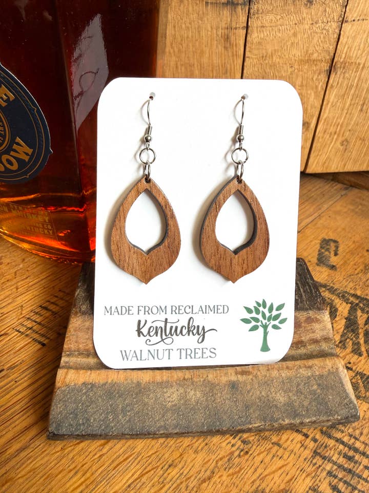 Kentucky valnøddetræ håndlavede dråbeformede øreringe. Boho stil. for engroshandel hos TWWKY