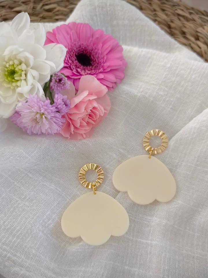 Ohrringe aus Acryl mit ecrufarbenen Blütenblättern für den Großhandel von Les Noeuds de Maman