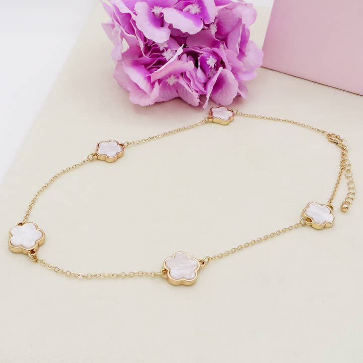 BIANCO base ORO LILY flores grandes ~ Collar de flores en nácar de venta al por mayor en Faire