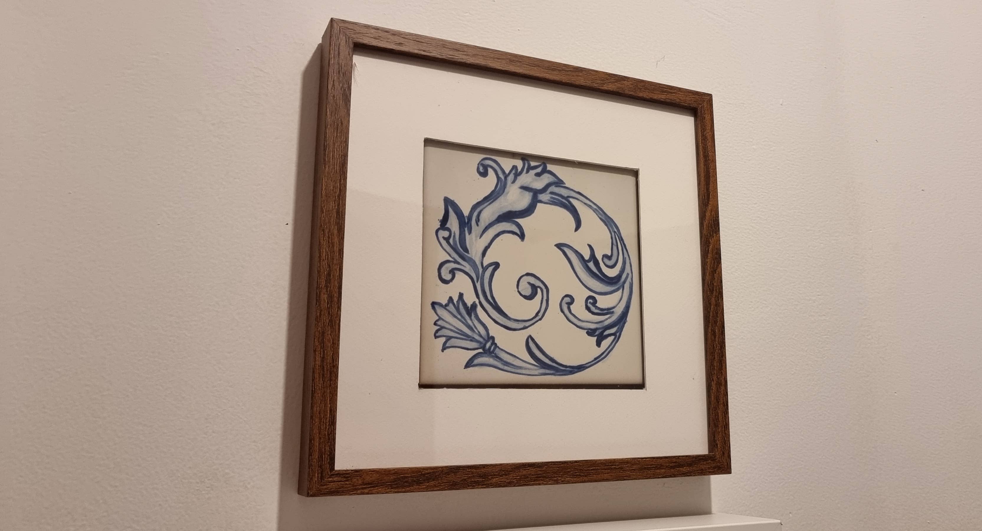 Hazbruk Ceramics - Venta al por mayor Marcos de fotos - Solo Strokes: marco de exhibición de un solo azulejo10