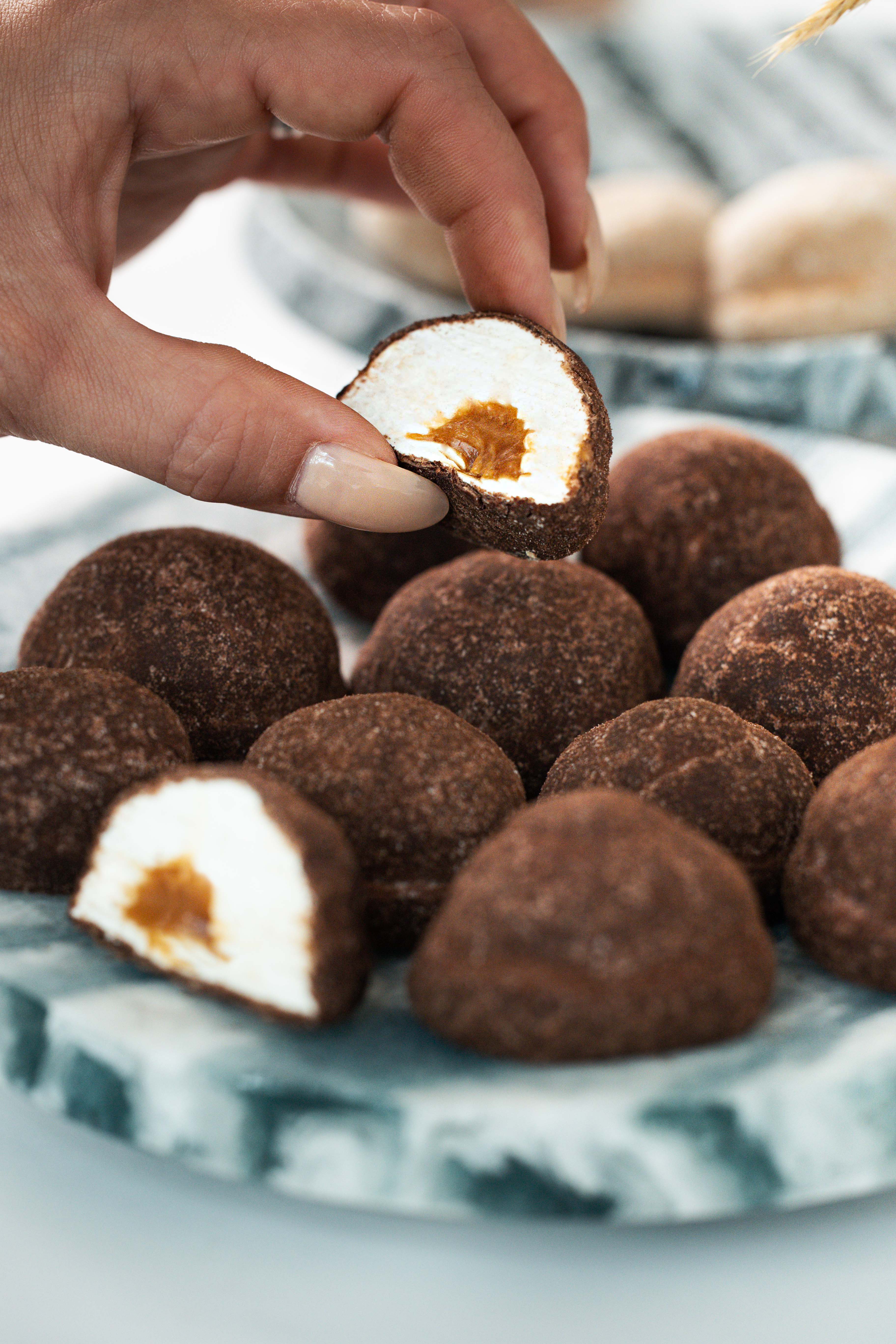 The Mallows - Wholesale Snoepjes met chocolade - Marshmallows gevuld met karamel en dubbele karamelsmaak chocolade 16 g3