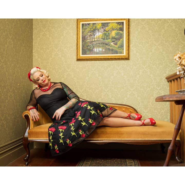 Dolly & Dotty – wholesale Klänning - Dam – Ruby svart aftonklänning med lyxiga broderade rosor