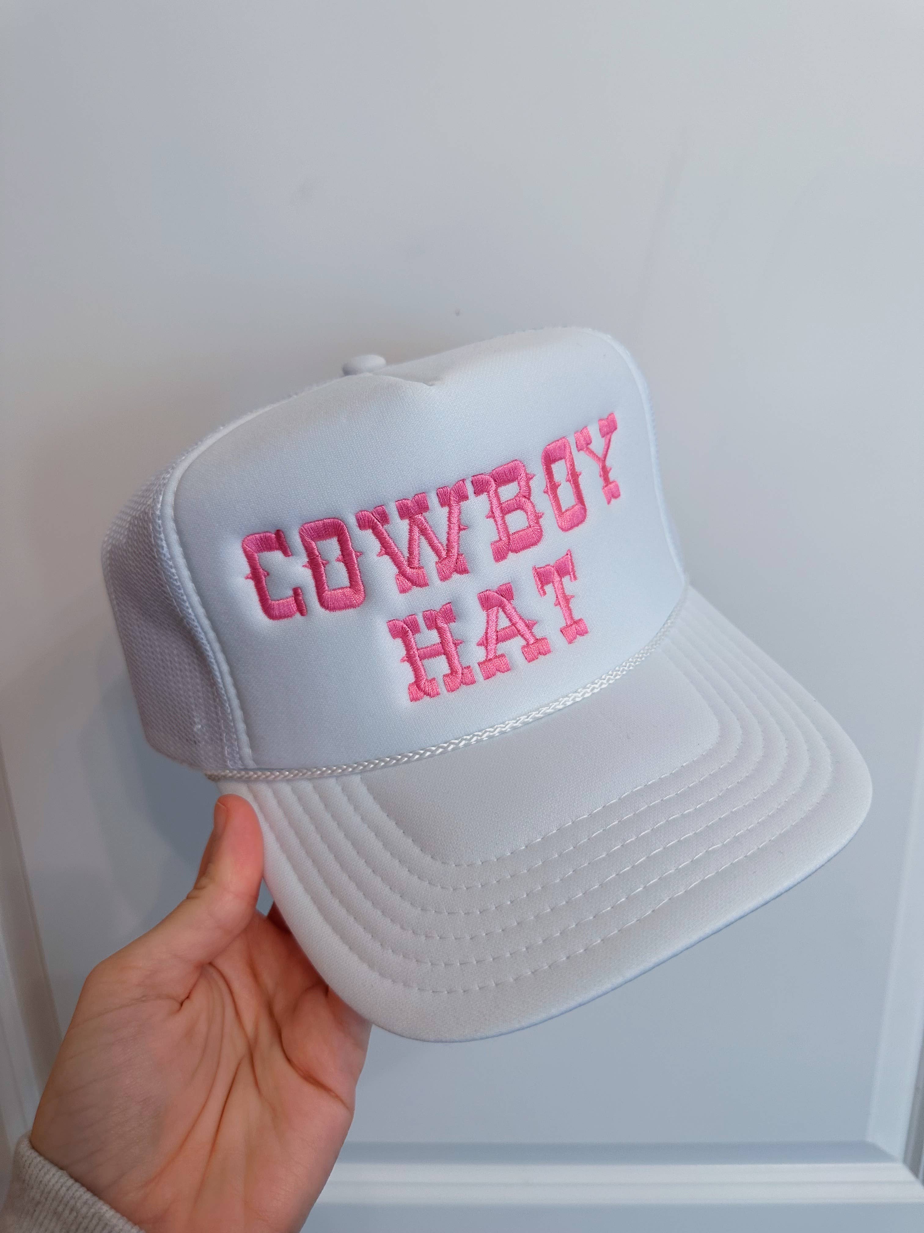 Happy Hour – Engroshandel Trucker hat - Dame – Hvid cowboyhat Truckerhatte-broderi1