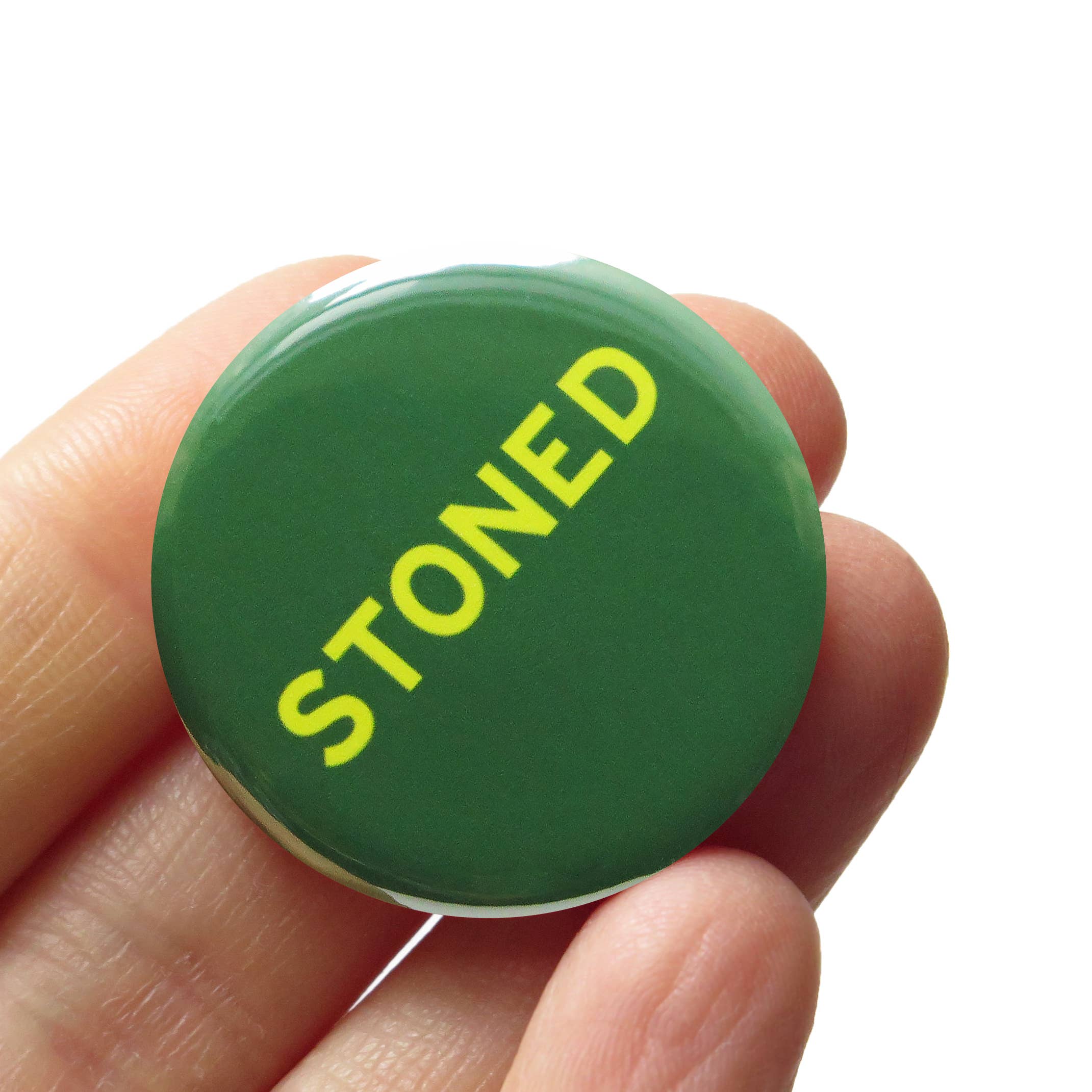 Word For Word Factory – wholesale Nål och knapp för kavajslag – STONED 1,25" knappnålsknapp med cannabis-tema novelty-pin