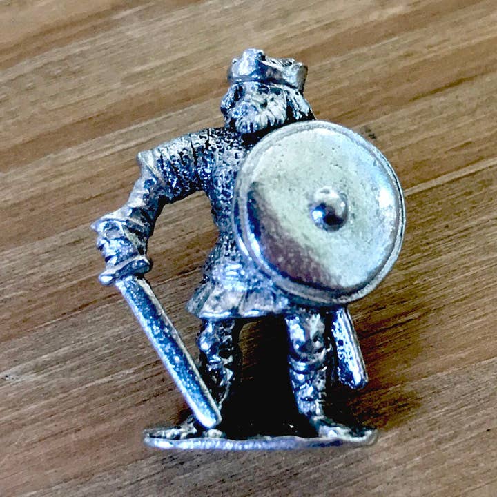 Angelsaksische koning Pin voor wholesale door Mucky Duck Studio