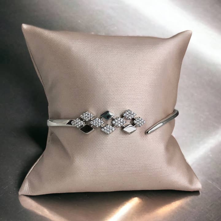 Bracelet jonc intemporel pour la vente par Shimmer by Cindy