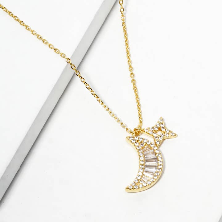 Collier à pendentif en forme de croissant de lune pavé de zircone cubique en or 18 carats pour la vente par OHBOOBA DESIGN