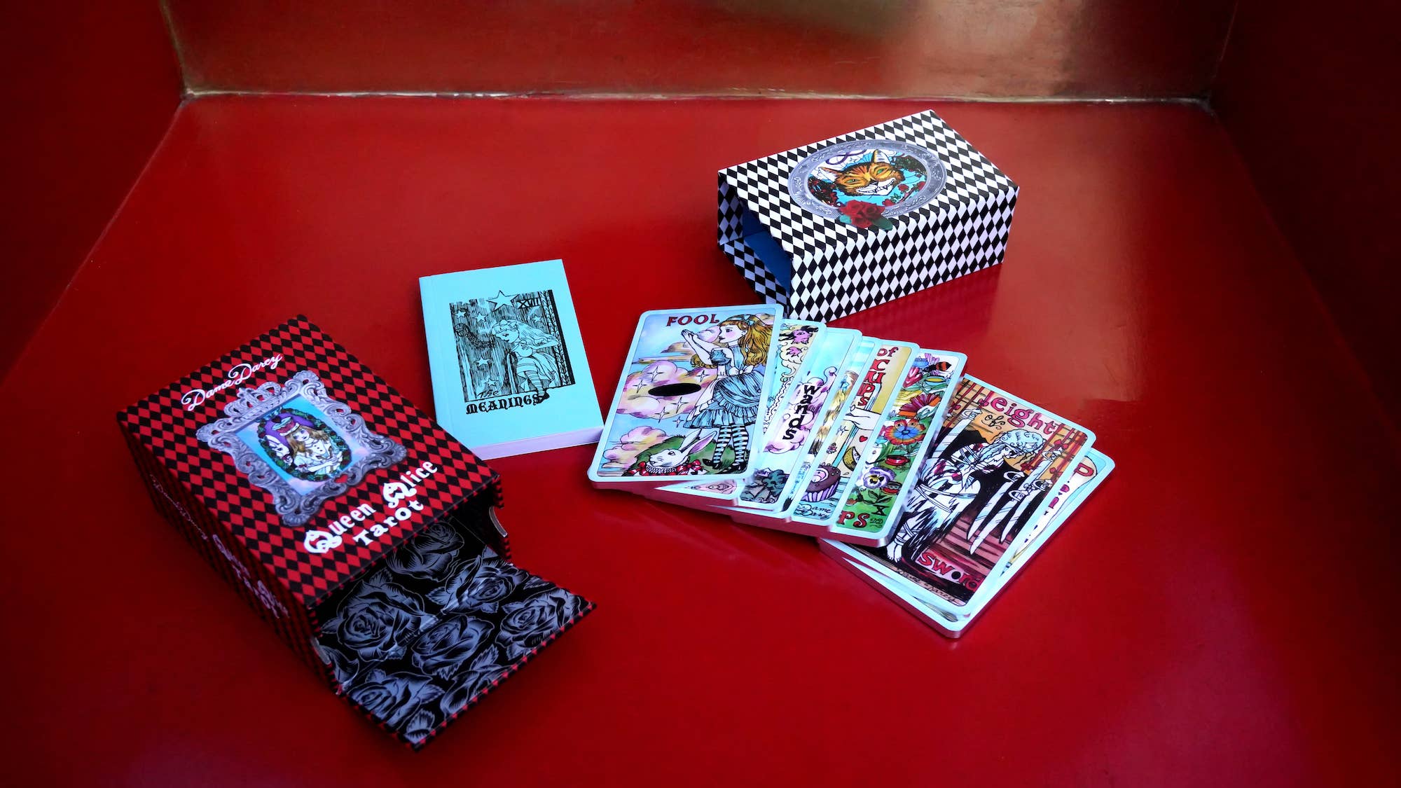 Dame Darcy - Wholesale Tarot Cards - Dame Darcy Queen Alice Tarot Silver Edition4