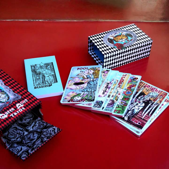 Dame Darcy - Wholesale Tarot Cards - Dame Darcy Queen Alice Tarot Silver Edition4