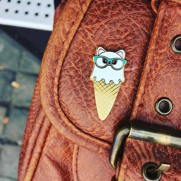 Studio Inktvis - Wholesale Lapel Pin/Button - Cat Ice cream Enamel pin2