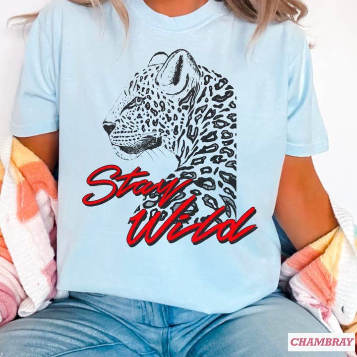 Shoppe SHC - Vendita all'ingrosso Tunica - Donna - Maglietta Grafica Retro Grunge Stay Wild | Comfort Color19