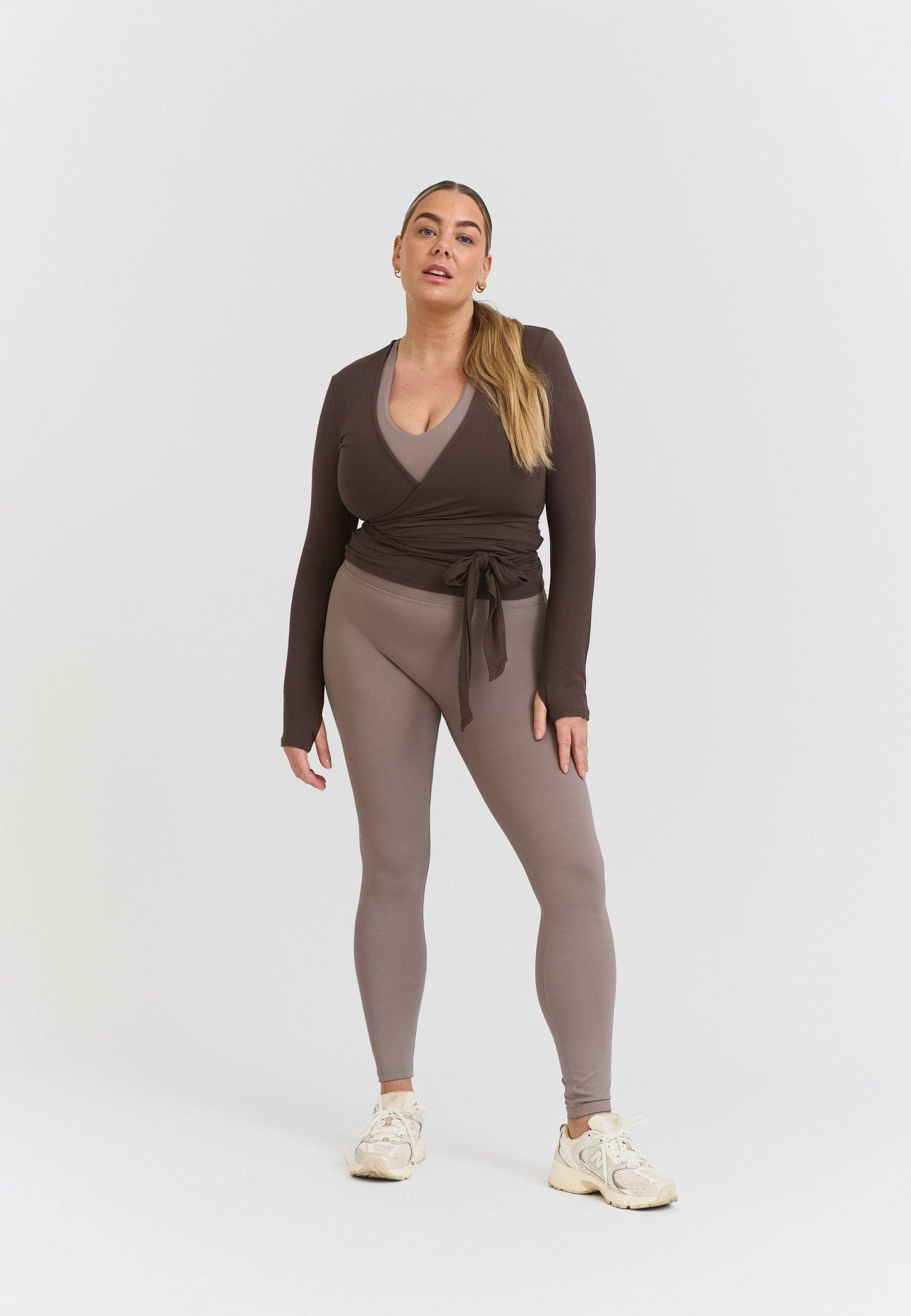 Sisterly Tribe – Parte de cima de desporto - Mulher por atacado – Top Soft Ballet Wrap - Espresso5