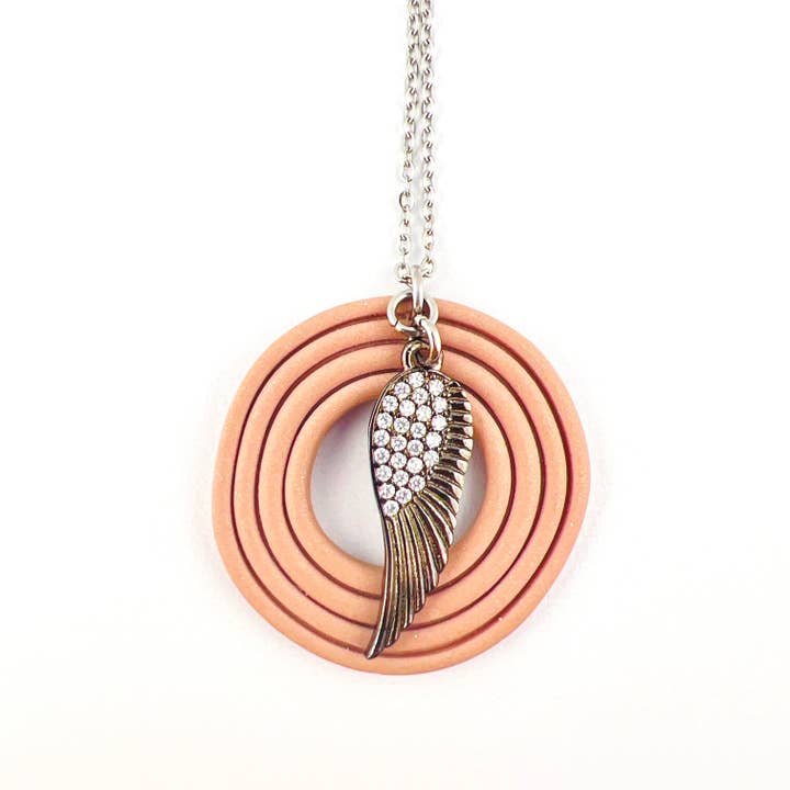 Colar Círculo Colorido de Caxemira com Pendente Asa de Anjo - 18" por atacado de Emaloe’s Thingys