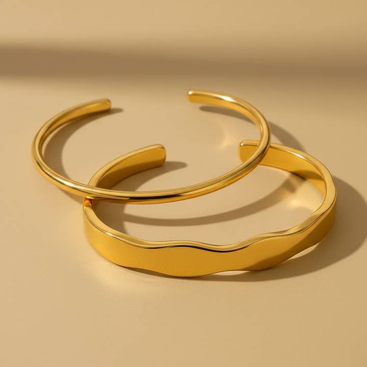 Juego de dos brazaletes de puños esculpidos en oro de 18k a prueba de agua. para venta al por mayor de Gold Lunar