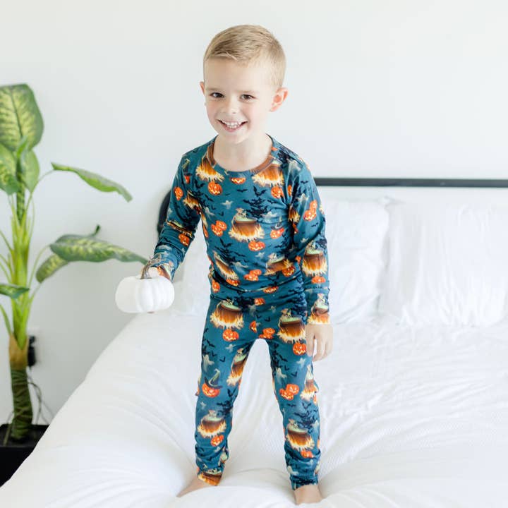 Pyjamasæt med fuld ærme - Spooky Spells for engroshandel hos Cuddles N Giggles