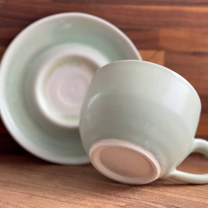 Mooie zachtgroene en roze handgemaakte porseleinen kop- en schotelset voor wholesale door Chrys' Porcelain