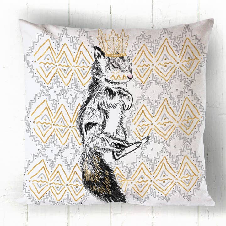 Housse de coussin en coton Squirrel King pour la vente par Wild Whiskers