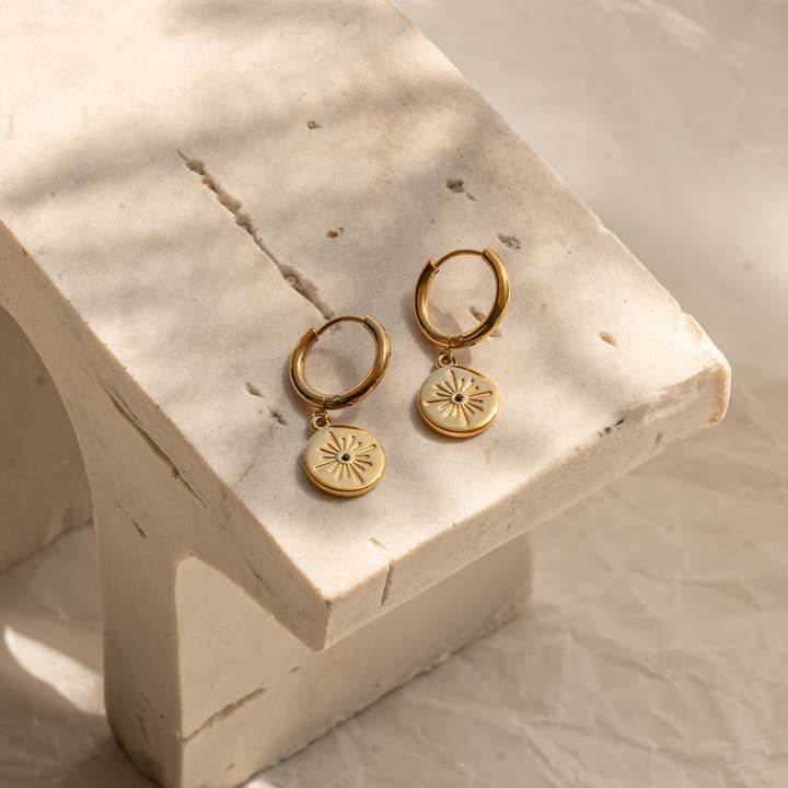 Boucles d'oreilles Huggie Agnes pour la vente par Faya & Co.