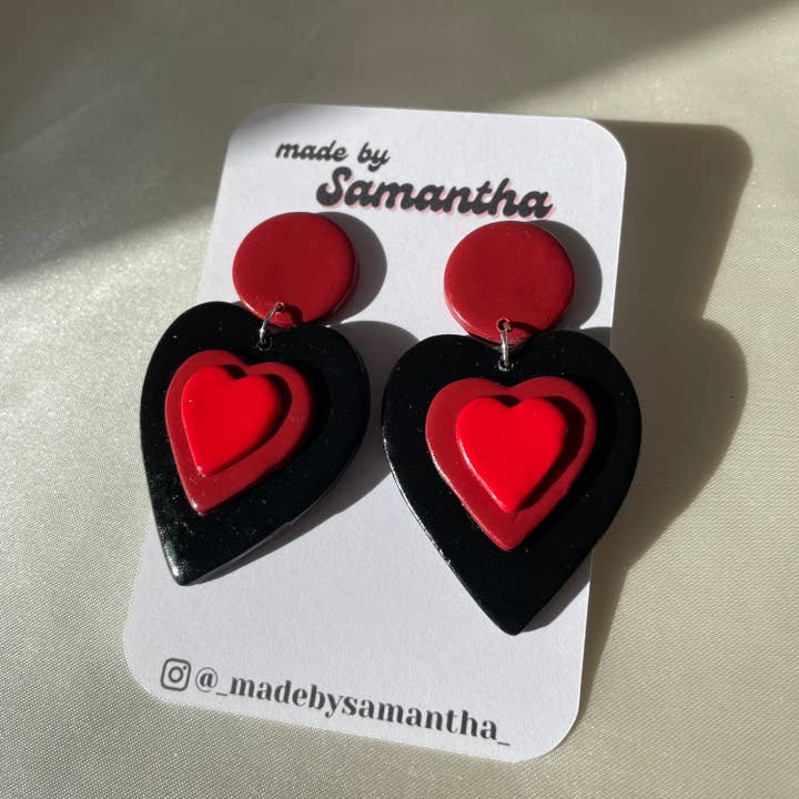 Skiktade hjärtörhängen i svart & rött för wholesale av Made By Samantha