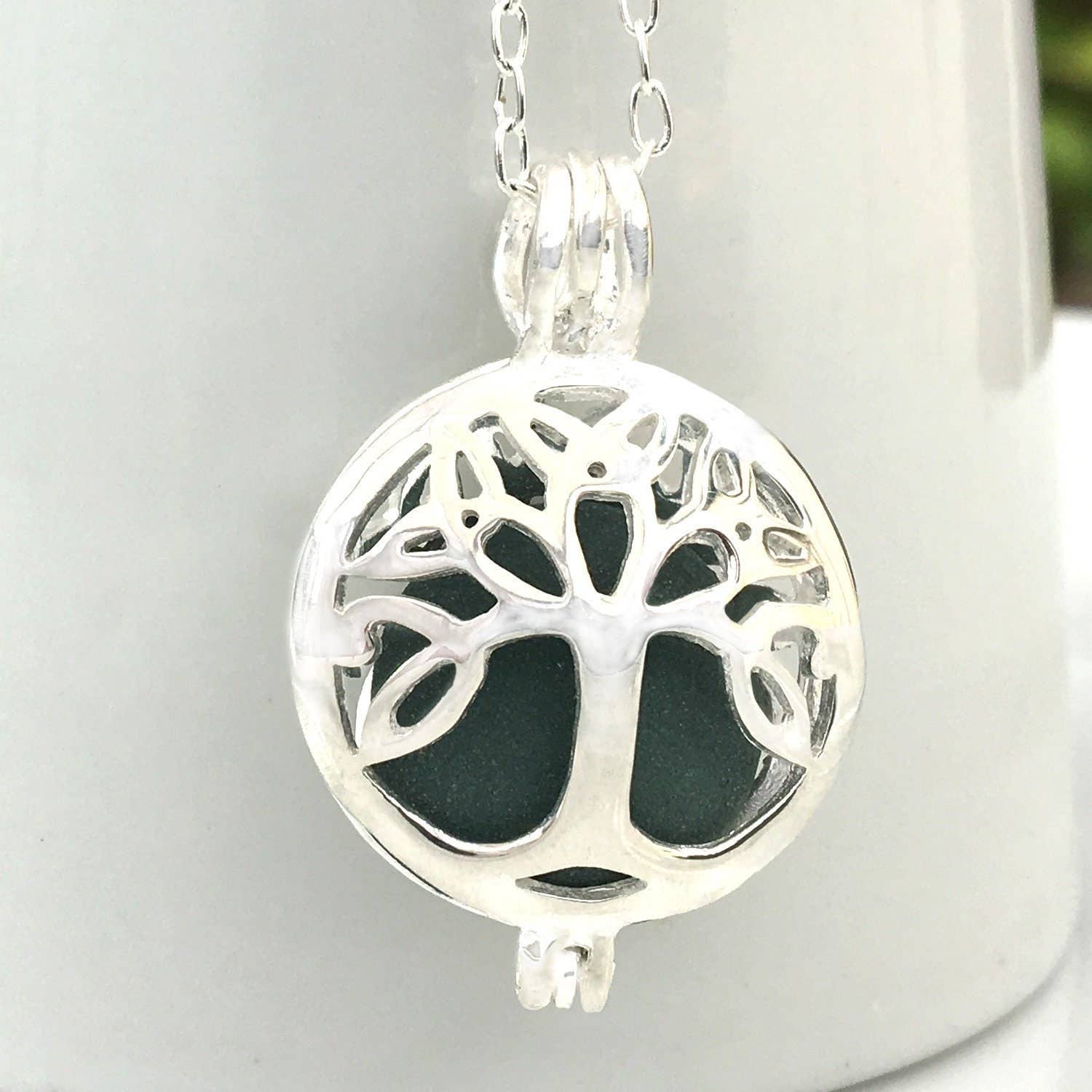 Belen Berganza - Venta al por mayor Collar de aromaterapia - Collar difusor de aceites esenciales, medallón de aromaterapia, colgante de medallón de plata con geometría sagrada celta del árbol de la vida, regala su aroma1