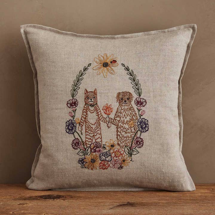 Kissen mit Girlande aus Katzen- und Hundefreunden für den Großhandel von Coral & Tusk