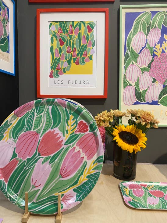 Bakke July Forever 38 cm med blomsterdesign af Jessica Jämting for engroshandel hos Jessica Jämting Art