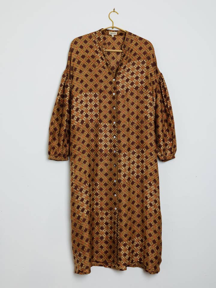 Mili Silkekjole Brun Multi Print Flise for engroshandel hos Umber and Ochre