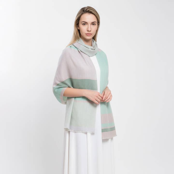 Bufanda de mezcla de cachemira tejida a mano en color celadón calmado para venta al por mayor de SADHU HANDMADE NATURALS