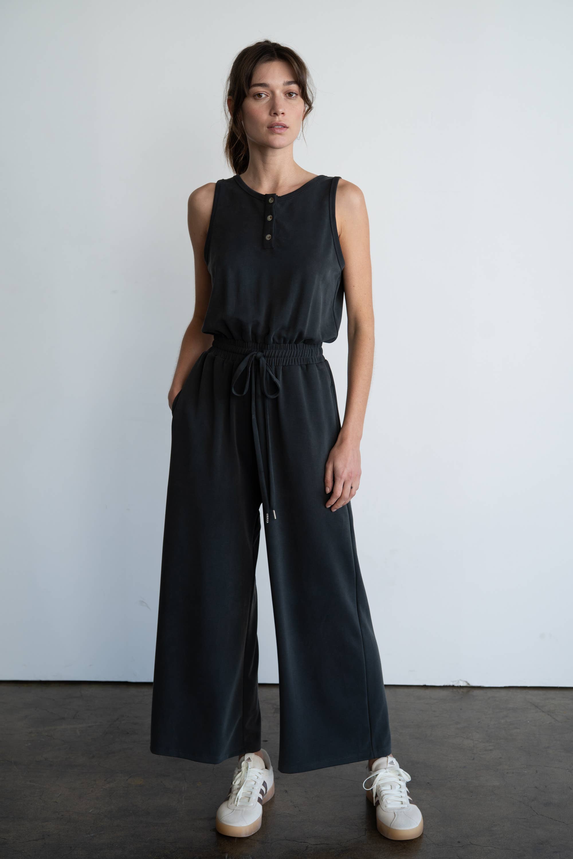 ELLE GREY – wholesale Jumpsuit - Dam – LÄTTGÅENDE HENLEY JUMPSUIT0