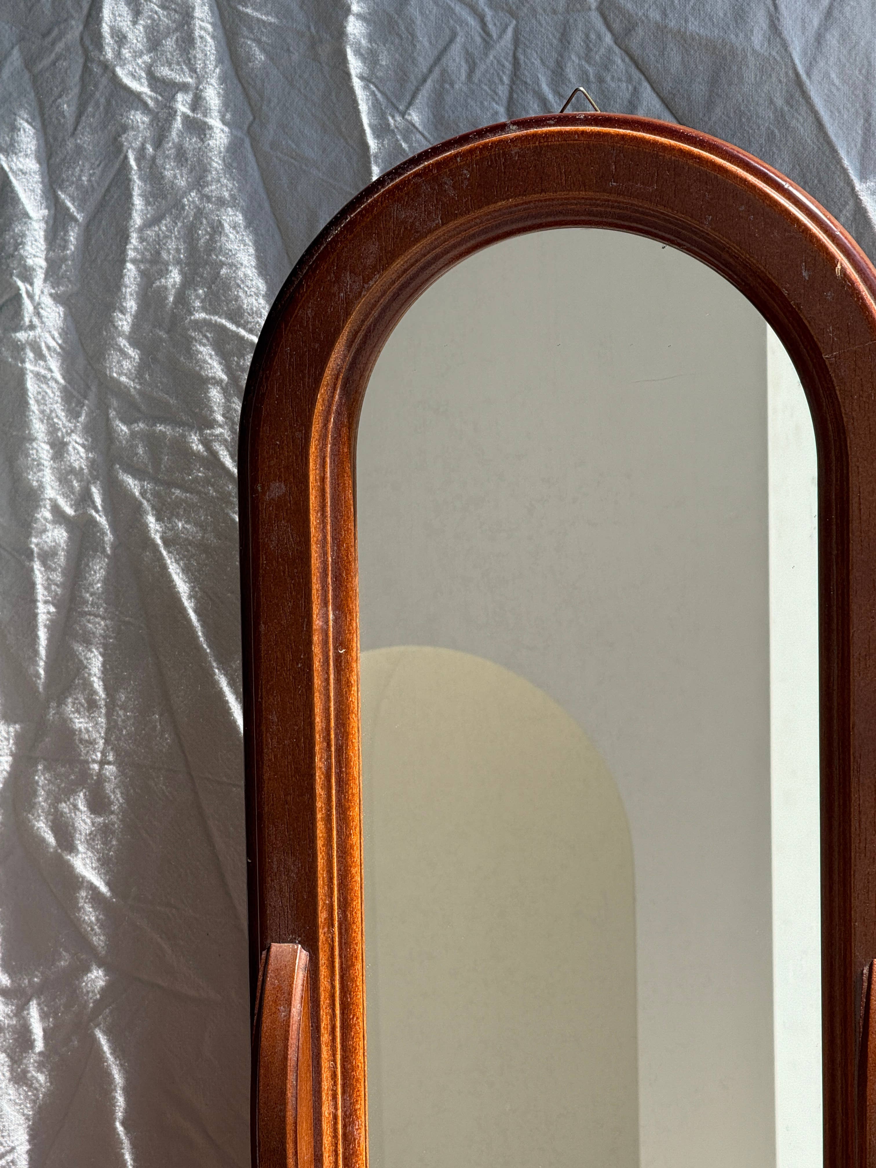 Office Objets - Wholesale Wall Mirror - Rounded mirror with a brown wooden drawer H6719