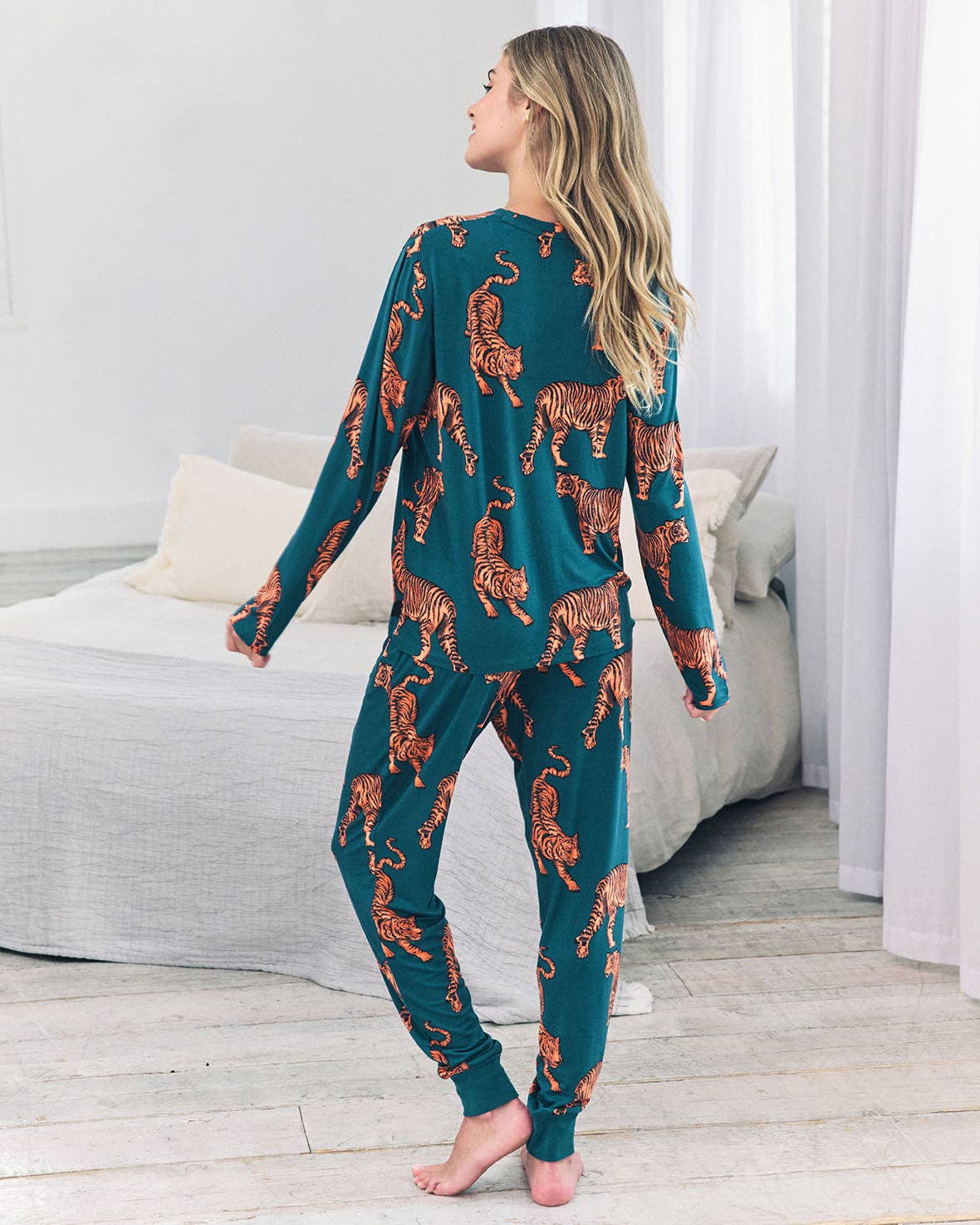 Chelsea Peers - Wholesale Sleepwear Set - Women's - Tiger Print Long Pyjama Set6