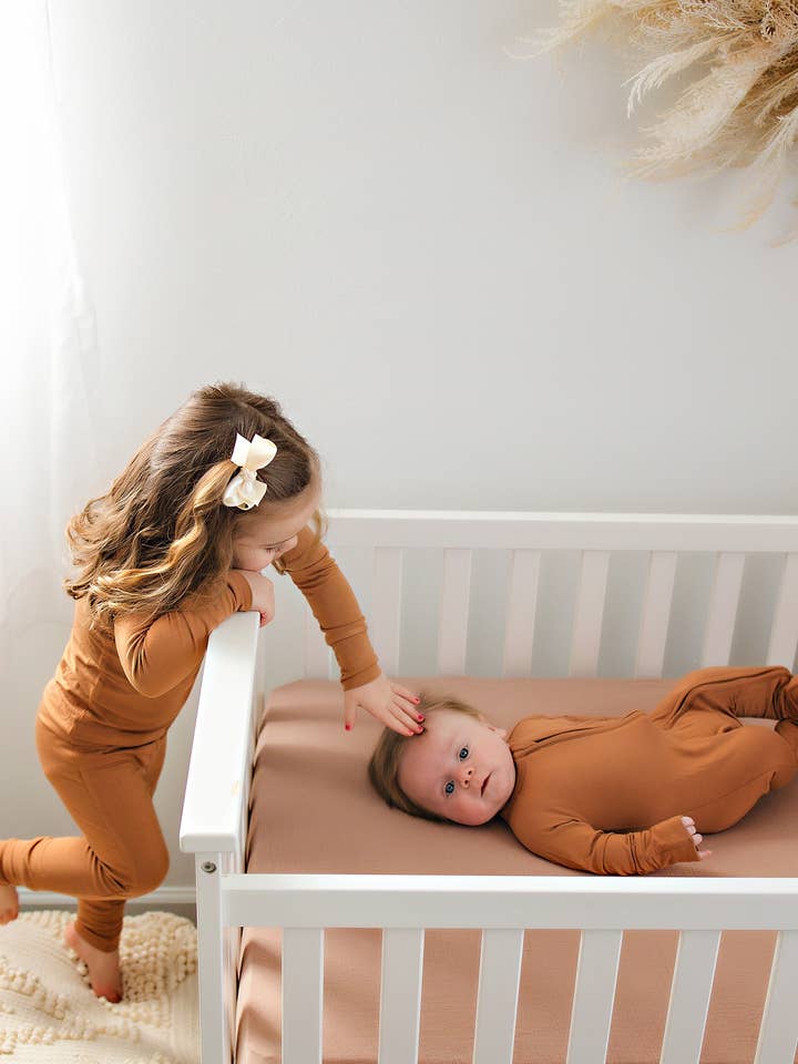 Dormeuse en bambou Camel pour la vente par Butterscotch Babies