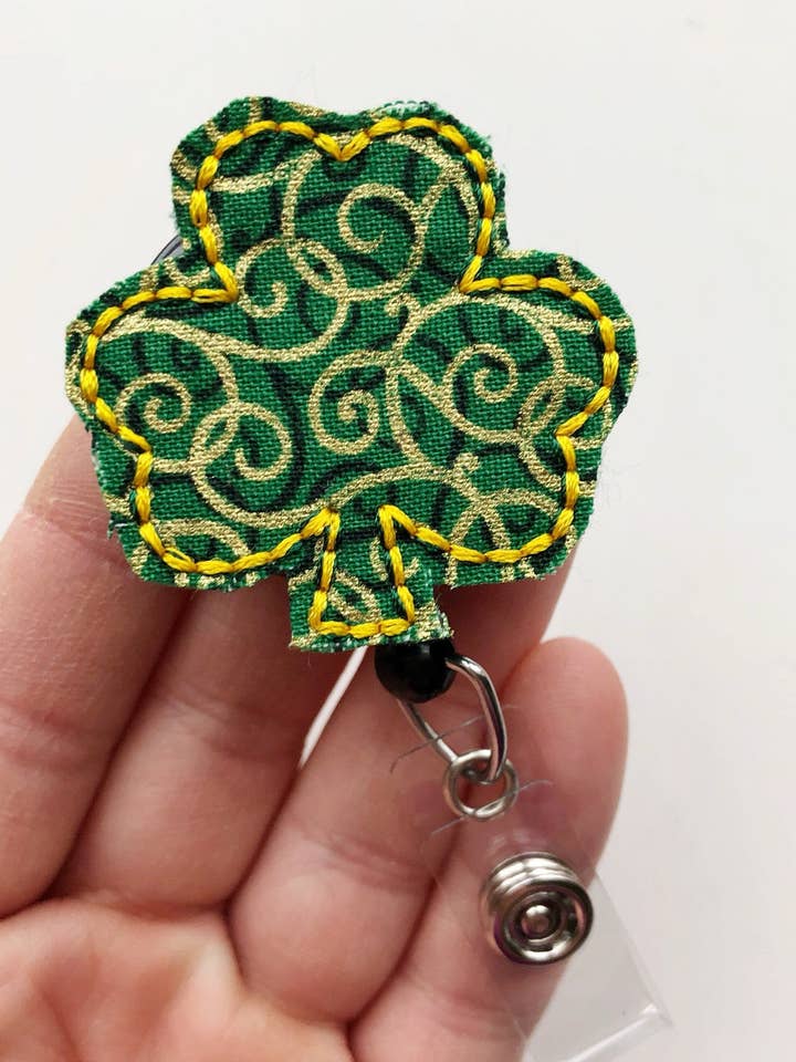 Carrete de Insignia de Tréboles – Portatarjetas Retráctil para el Día de San Patricio | Accesorio Festivo de Insignia de la Suerte (Copia) para venta al por mayor de Amanda Rose Thread Co