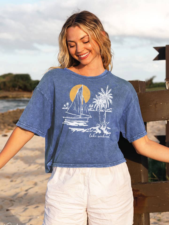 LAKE WEEKEND Top corto con grafica lavata minerale per la vendita all'ingrosso da parte di OAT COLLECTIVE