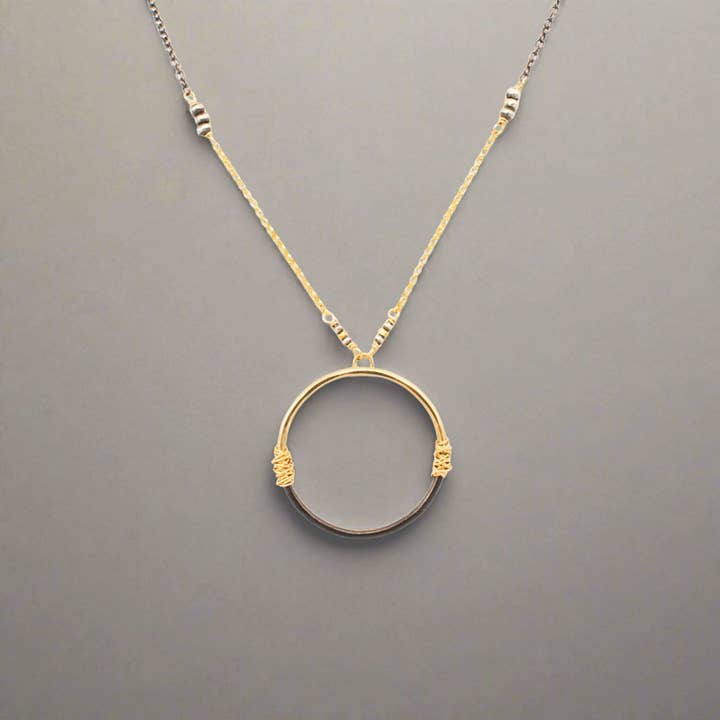Collier Pendentif Cercle Bicolore pour la vente par J + I Jewelry
