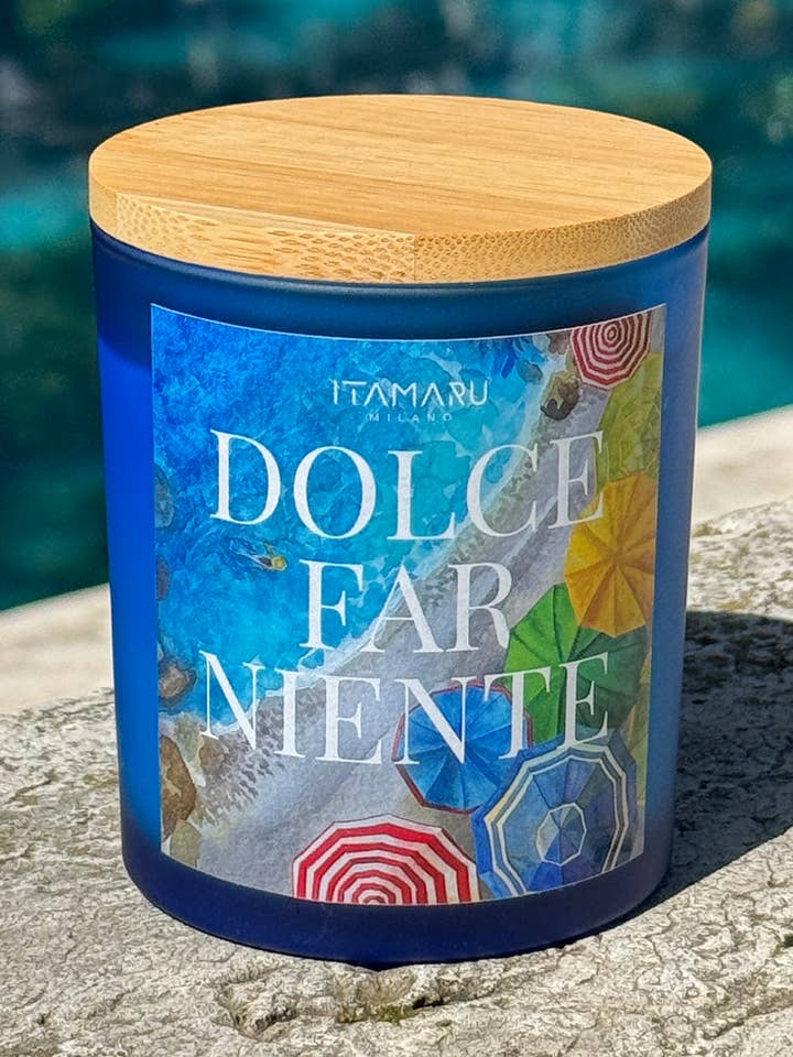 Candela in cera di soia profumata DOLCE FAR NIENTE (fragranza marina) per la vendita all'ingrosso da parte di ITAMARU