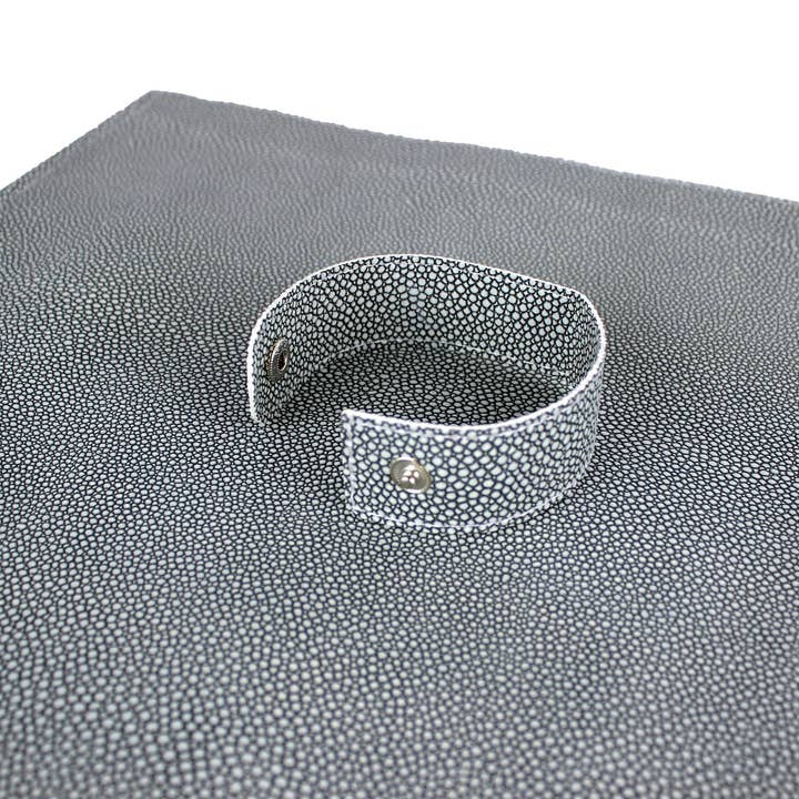 Signature Home Collection GmbH – wholesale Table runner – Table runner, stingray skin look, blue, 150 cm long, artificial leather